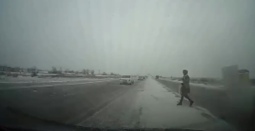 На нерегулируемом пешеходном переходе за Карагандой сразу две машины чуть не сбили человека