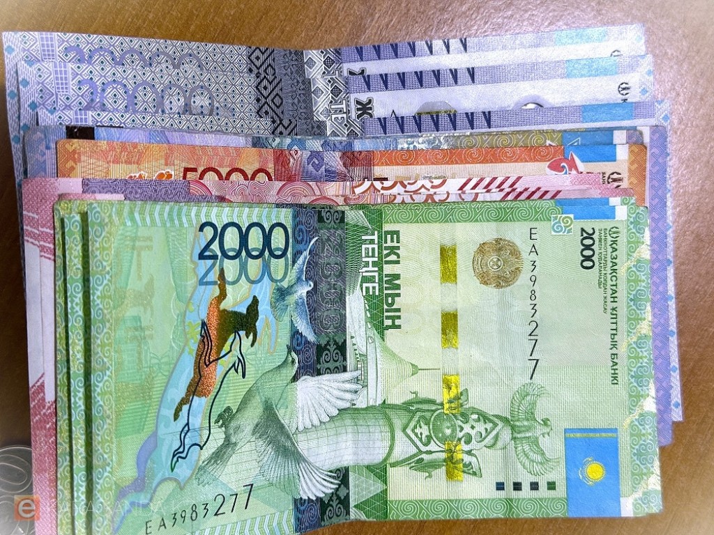 Какая категория казахстанцев получит повышенные выплаты на 10% с января 2026 года