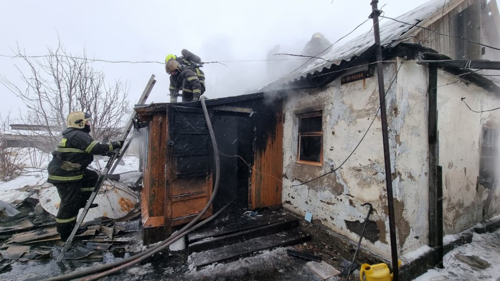 Карагандинские огнеборцы спасли женщину во время пожара