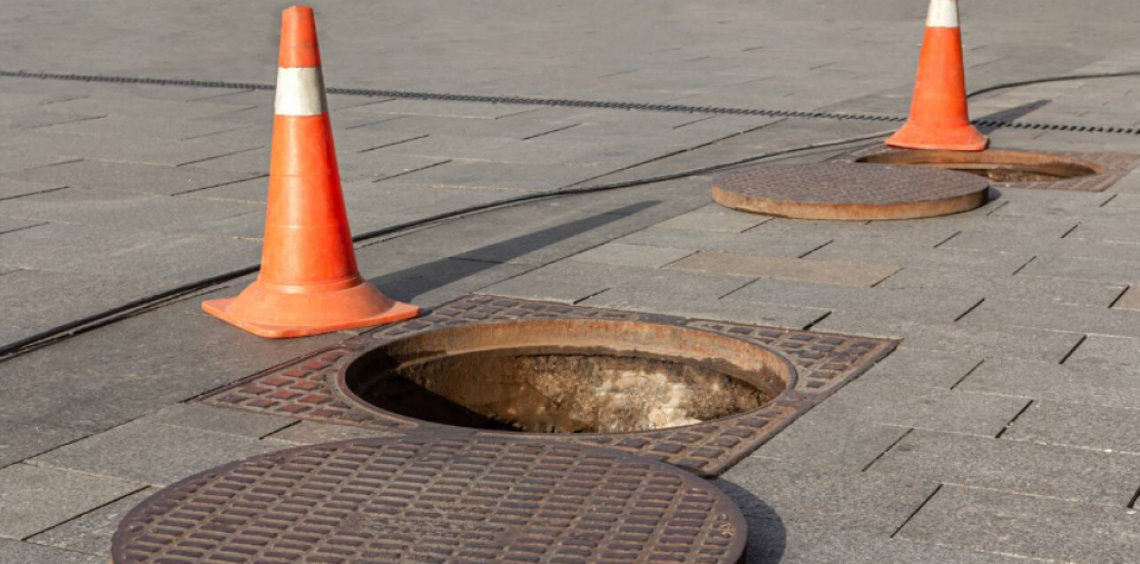 Суд обязал дорожников выплатить компенсацию карагандинцу за инцидент с открытым люком