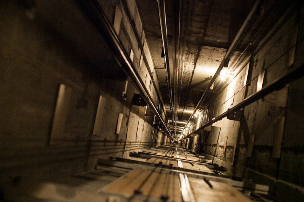 В строящемся ЖК Караганды сорвался лифт: один человек погиб, второй в реанимации