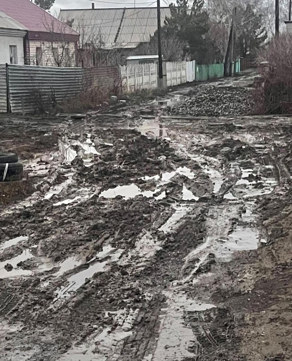 Карагандинцы жалуются на отсутствие благоустройства улицы после работ по замене водопровода