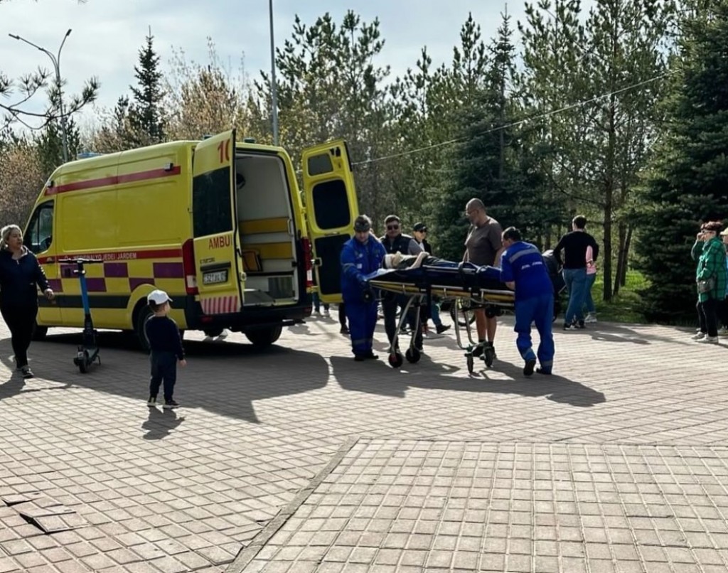 В Караганде ребенок упал с электросамоката и потерял сознание