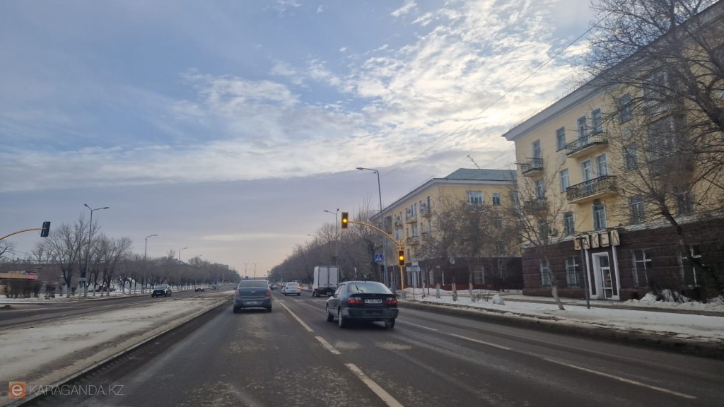 В Караганде появляется всё больше светофоров со светящимися опорами
