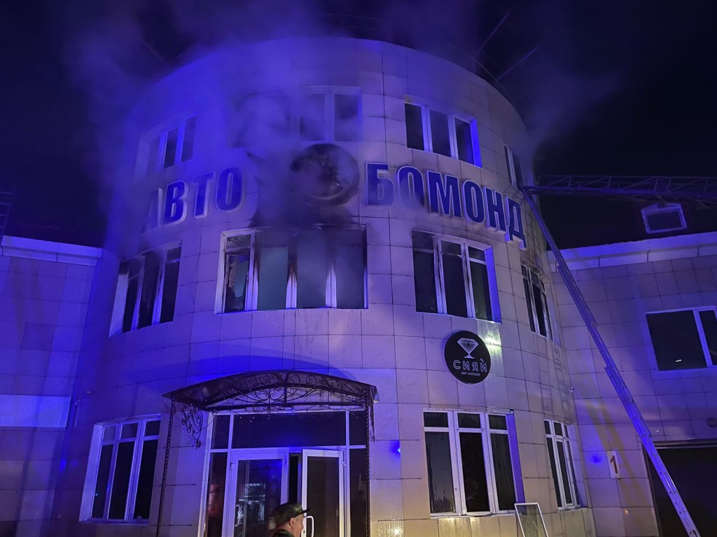 В Караганде парень выпрыгнул из окна третьего этажа горящего кафе