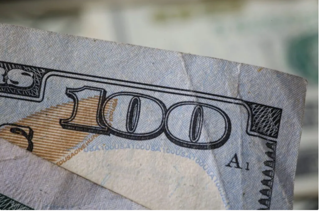 Нацбанк РК продолжает выкупать доллары старого образца