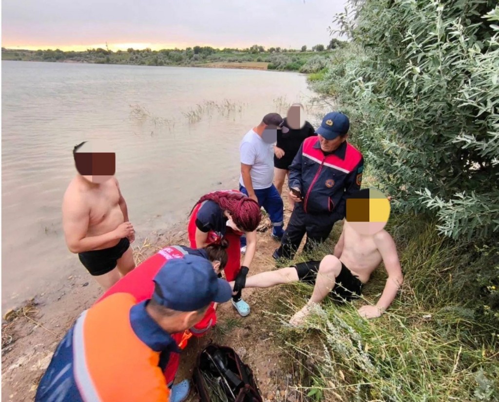 Сотрудник УЧС Караганды спас раненого ребенка из воды