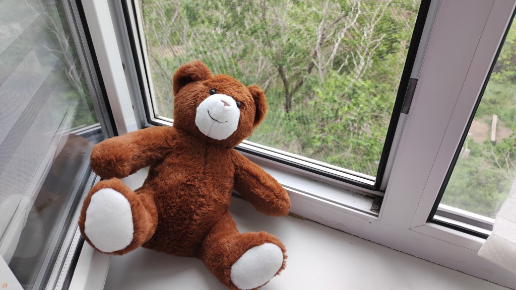 В Темиртау из окна пятого этажа выпал трехлетний ребенок