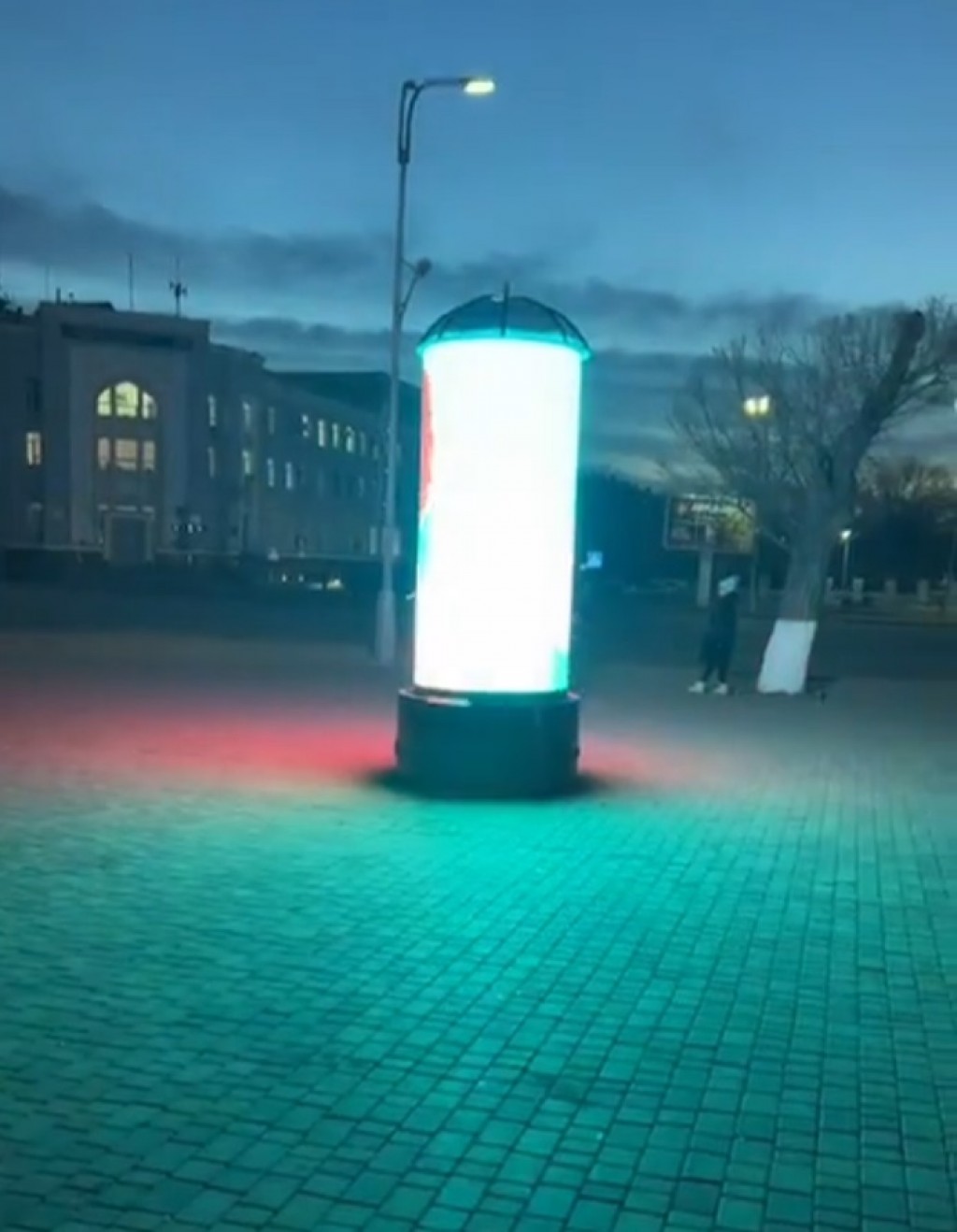 В Караганде на площади перед ДКГ появились LED-афиши