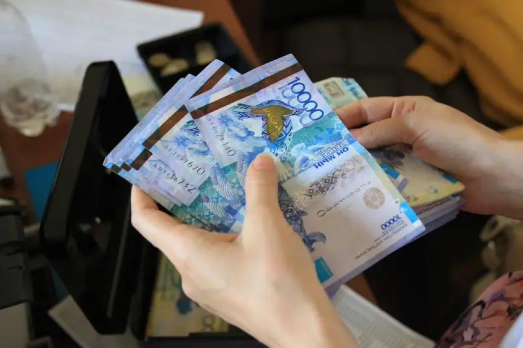 Оның қолын оның юбкасының астына қойыңыз порно Бисексуалды порно онлайн күйеуі әйелінің сүйіктісінің мүшесін сорады