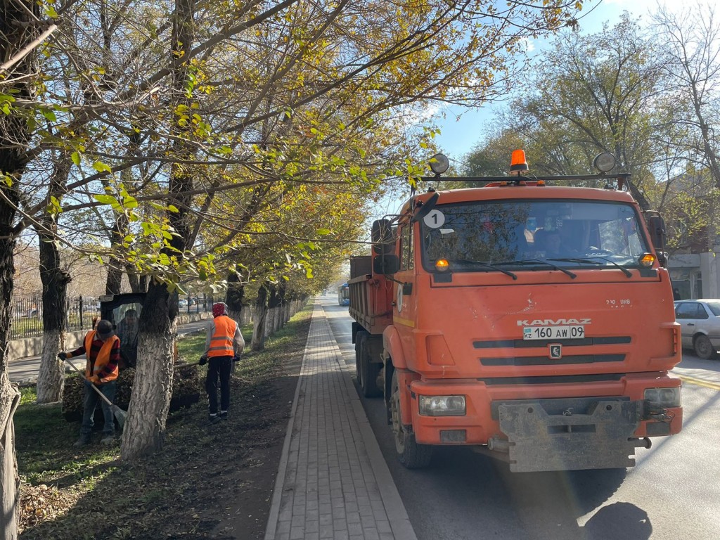 С осенним листопадом борются коммунальные службы Караганды