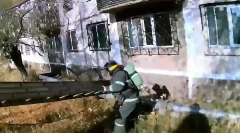 Теміртаудағы өрт сөндірушілер жанып жатқан пәтерден үш адамды құтқарды