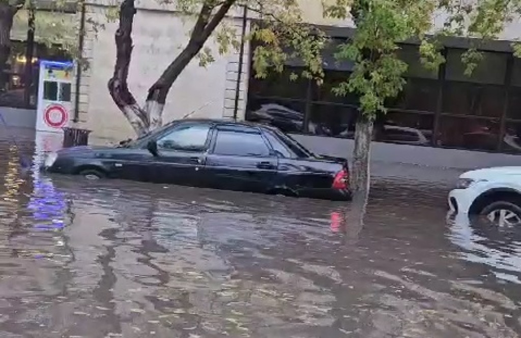 «Приплыли...».Караганду затопило ливнем