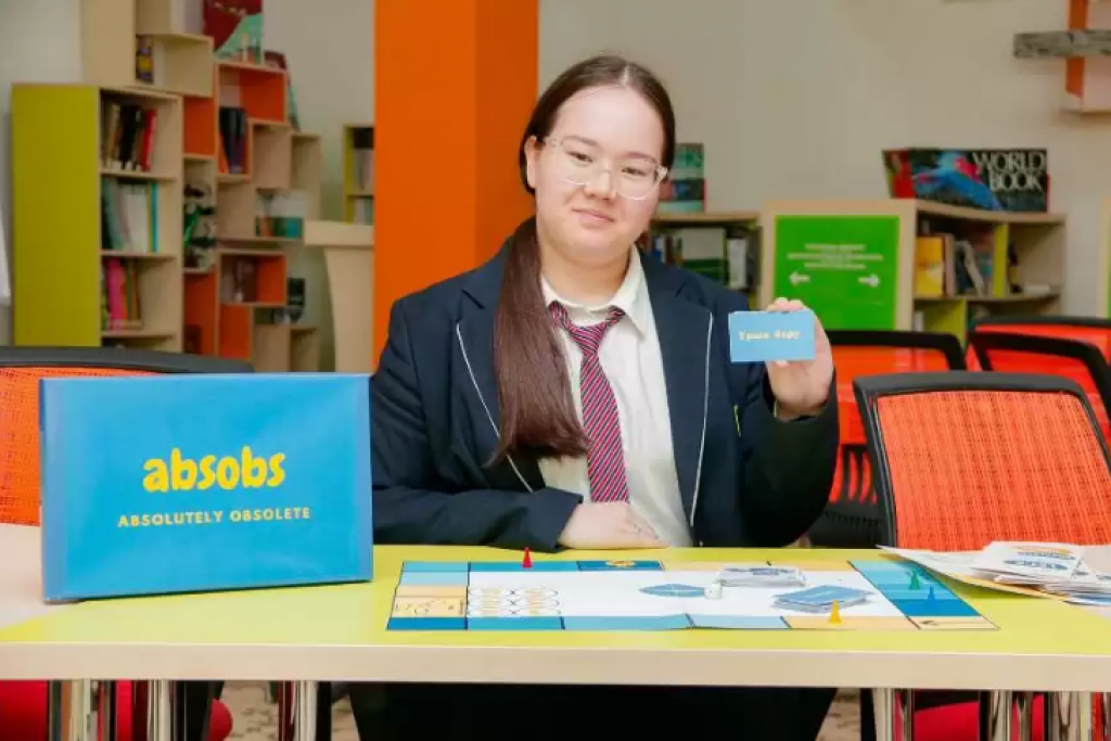 Настольную игру по мотивам романа «Путь Абая» создала школьница из Караганды