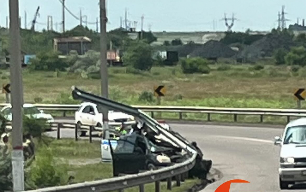 В Караганде автоледи врезалась в ограждение на путепроводе