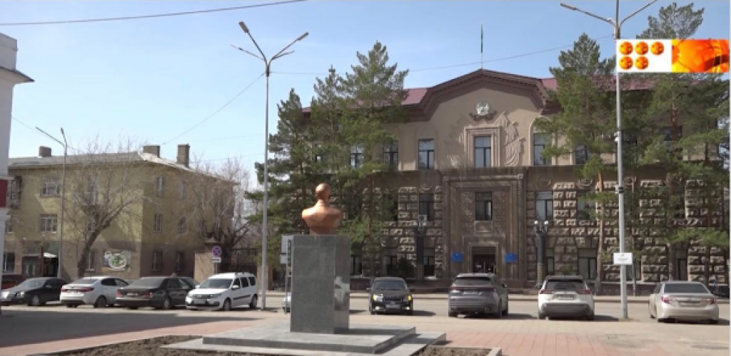 В Караганде собираются убрать бюст Жакыпа Акбаева и снести деревья в одном из скверов
