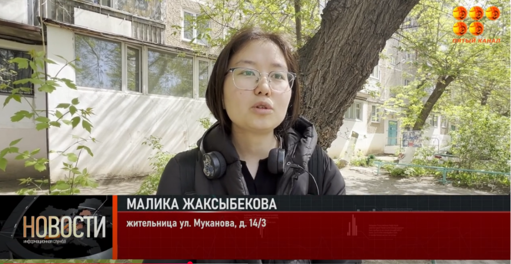 Жители улицы Муканова пожаловались на соседку, которая копит вещи, принося их с помоек