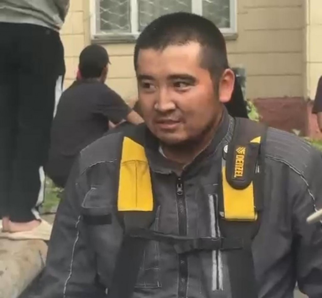 Отважный карагандинец помогал эвакуироваться людям во время пожара в многоэтажке