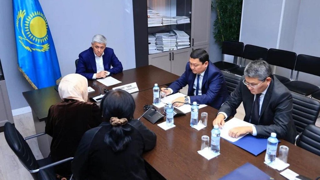 Проблемы фасадов, благоустройства и электроснабжения: какие вопросы жители озвучили акиму Карагандинской области