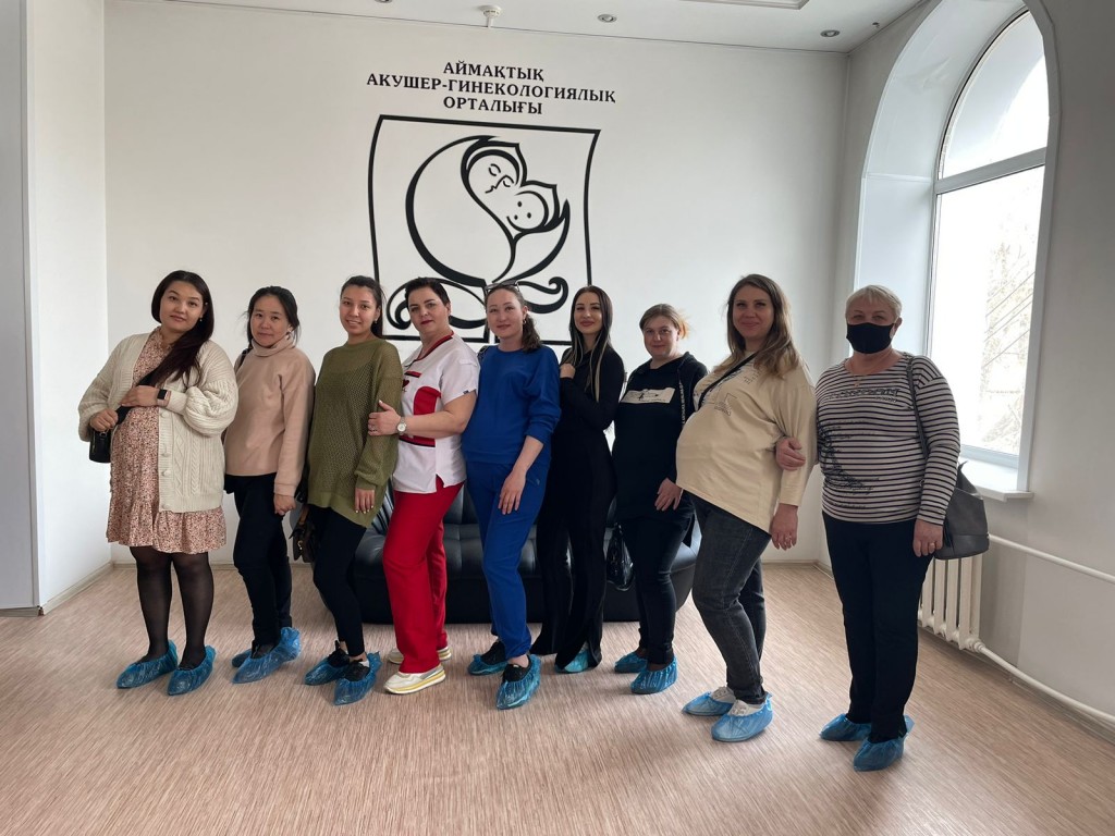 Около ста женщин пришли в один из роддомов Караганды на День открытых дверей