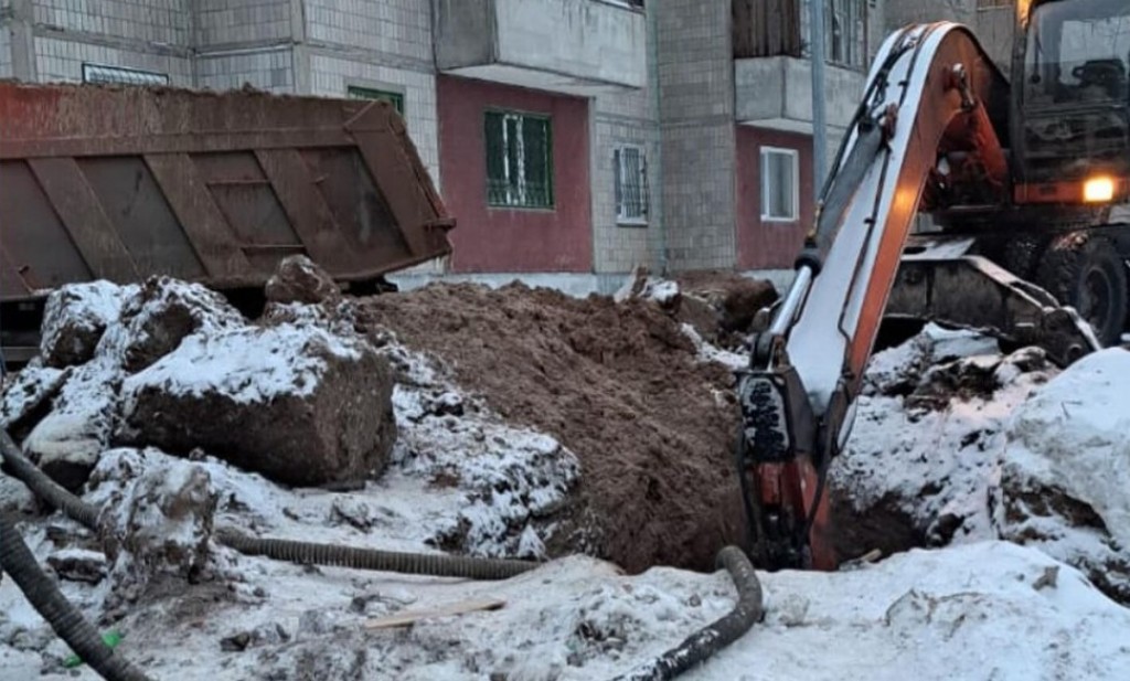 Водопроводную аварию устраняют со вчерашнего вечера в одном из микрорайонов Караганды