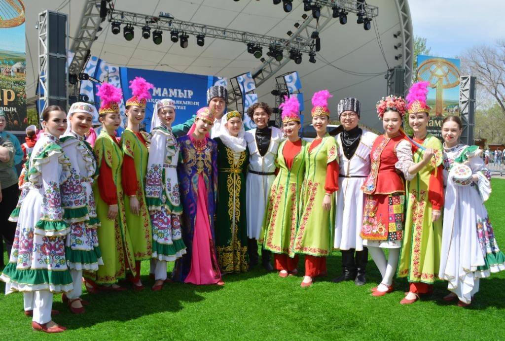 В Центральном парке Караганды отмечают День единства народа Казахстана