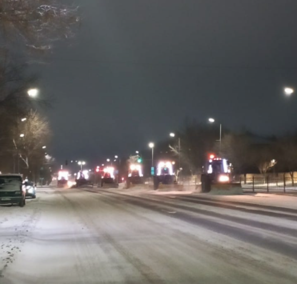 Коммунальщики против гололёда: как Караганда оставалась безопасной в праздники