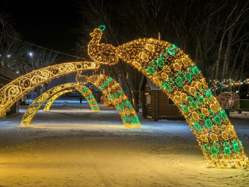 Центральный парк Караганды украшают к Новому году. Фоторепортаж