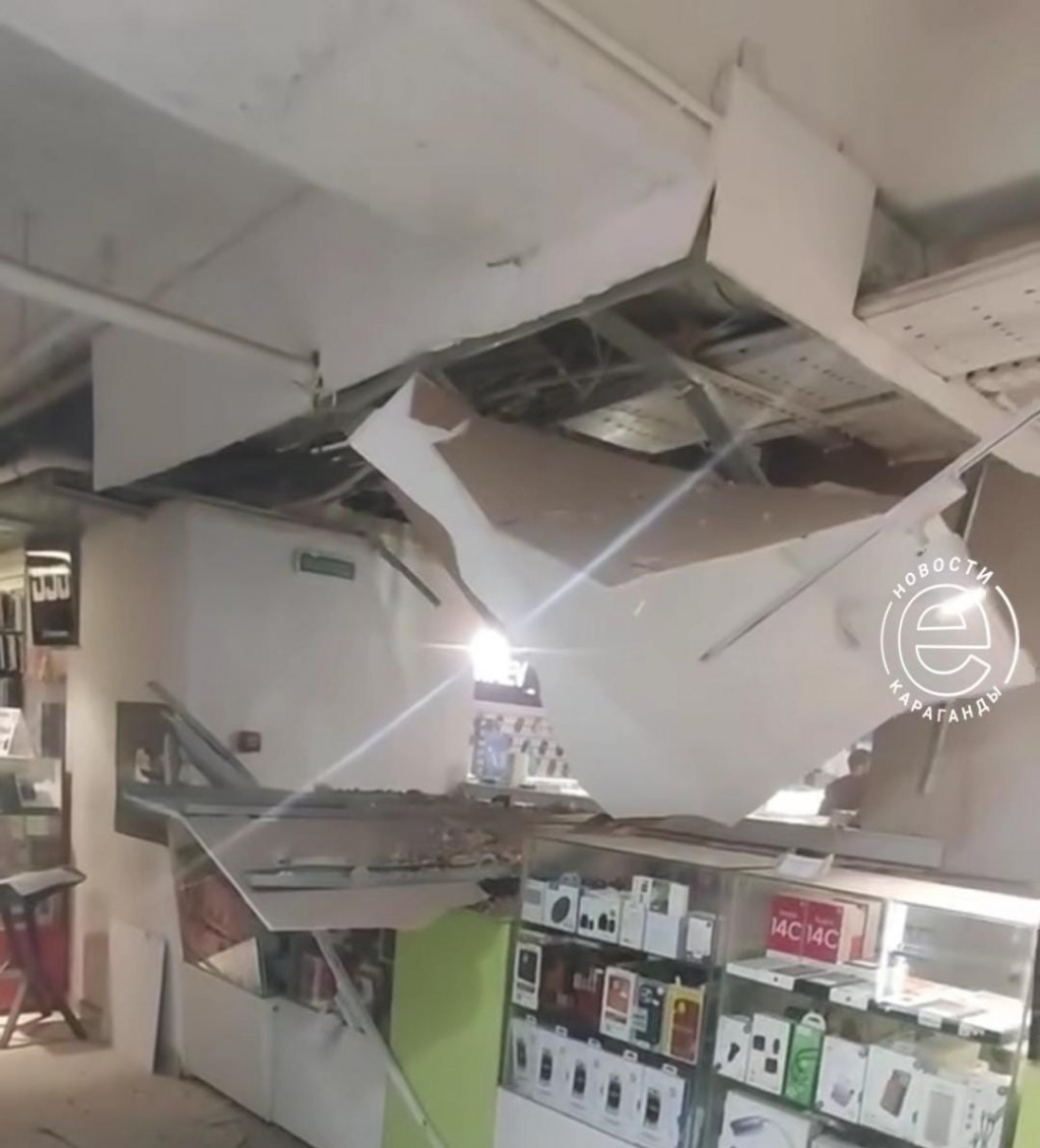 В карагандинском ЦУМе прокомментировали обрушение части потолка