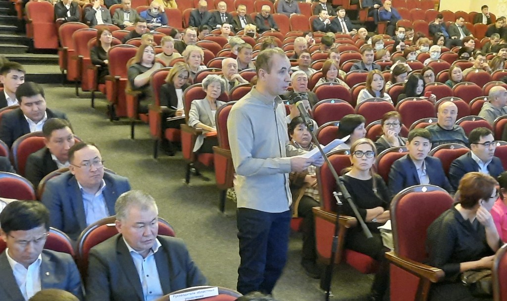 Точечная застройка, автобус на 14 микрорайон, собаки: житель Майкудука задал главе региона сразу несколько вопросов