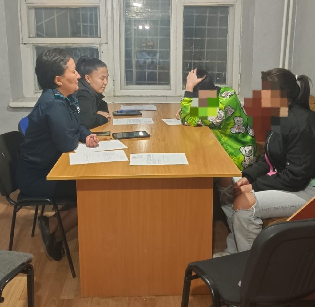 В Караганде задержали подростка, устроившего опасную игру с кирпичами на крышах