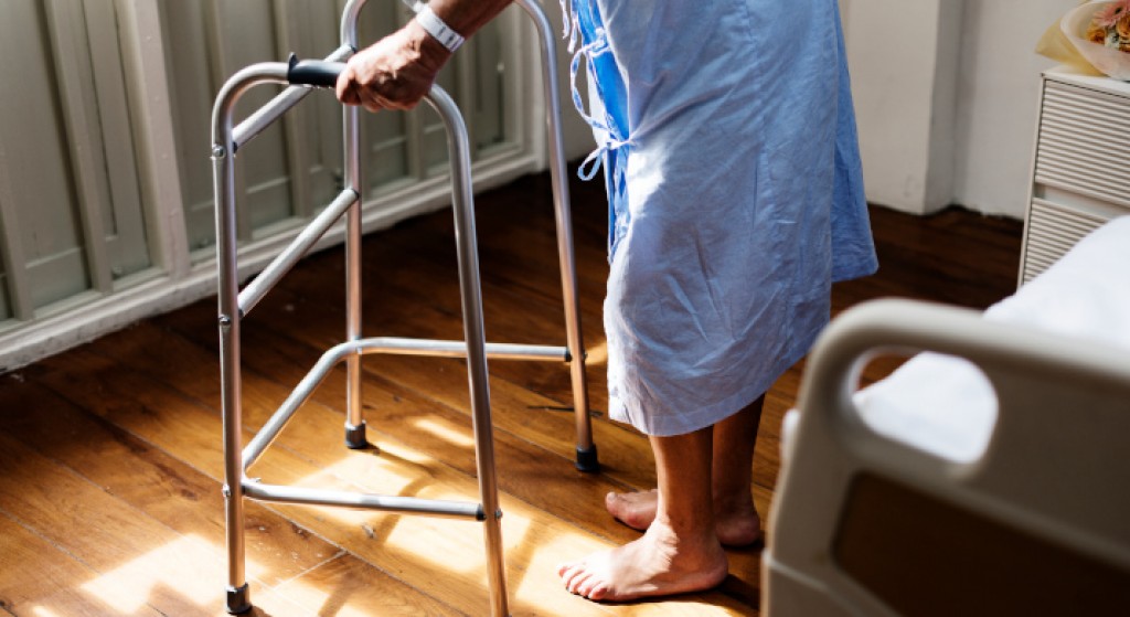 В Караганде провели операцию 100-летней женщине