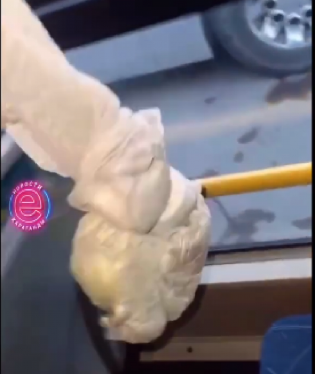 В Караганде пассажирка оставила в автобусе использованный подгузник