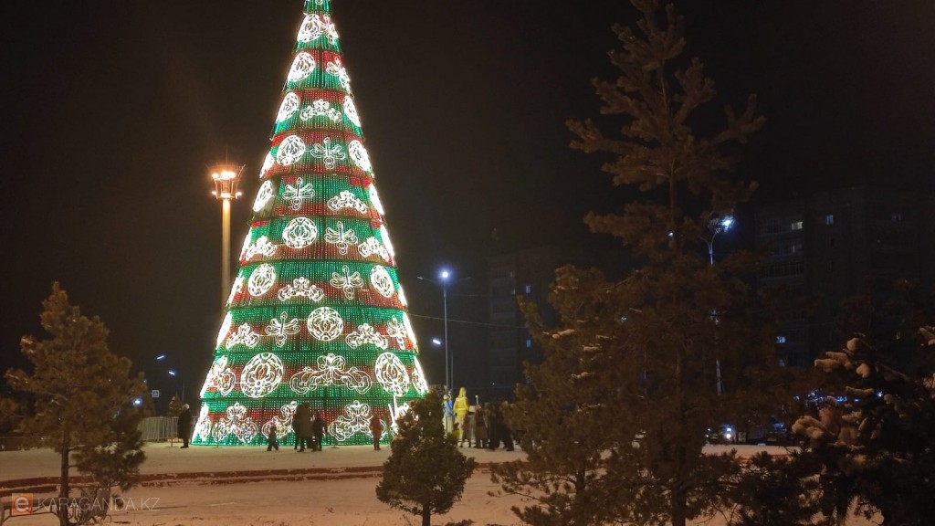 Праздник закончился: в Темиртау разобрали новогодние ёлки