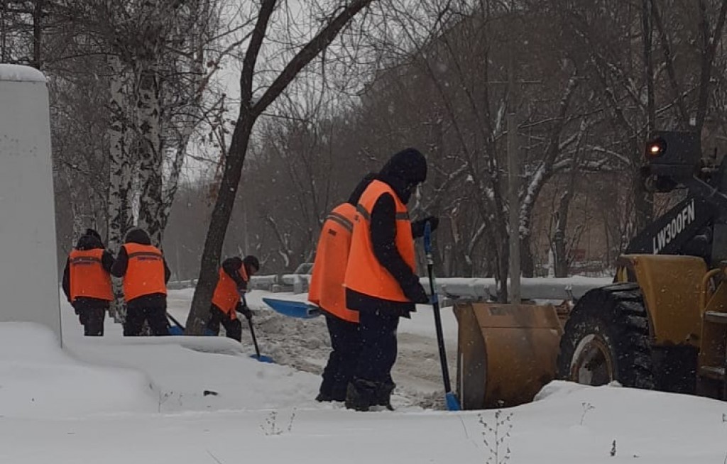 Сегодня в Темиртау на очистке дорог от снега заняты более 60-ти единиц техники