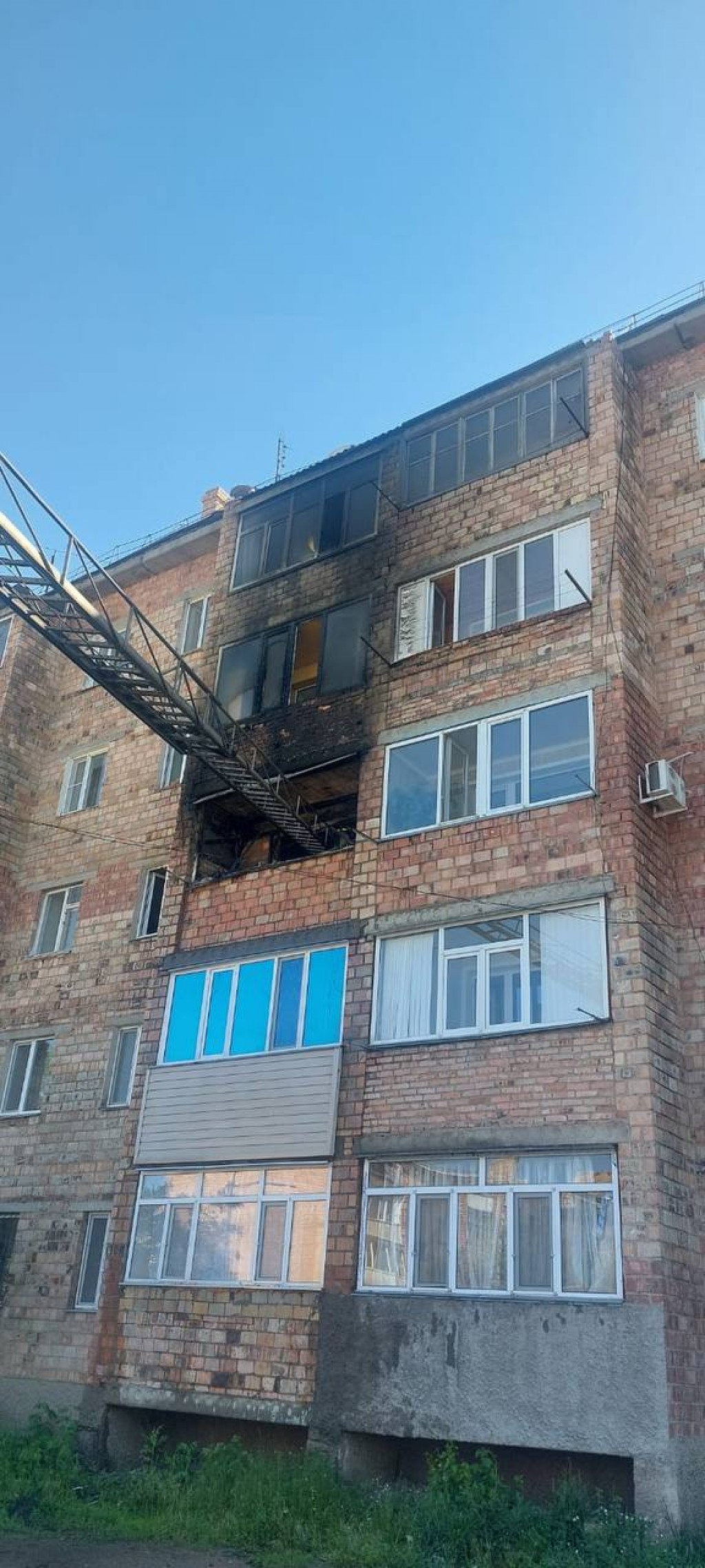 В Караганде горел балкон многоэтажки