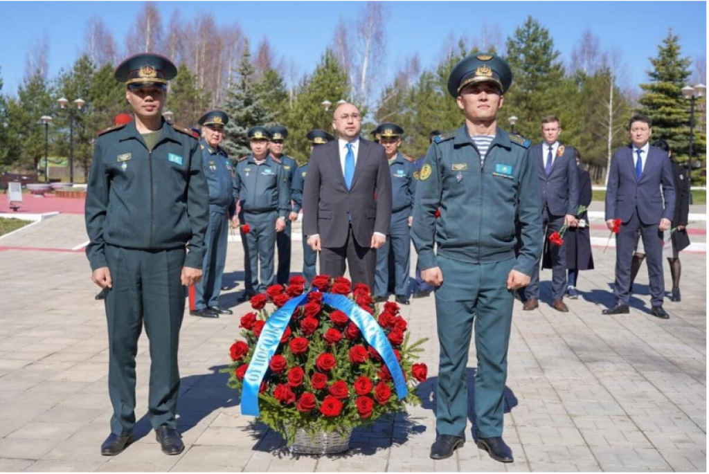 Делегация Казахстана почтила память погибших соотечественников в России