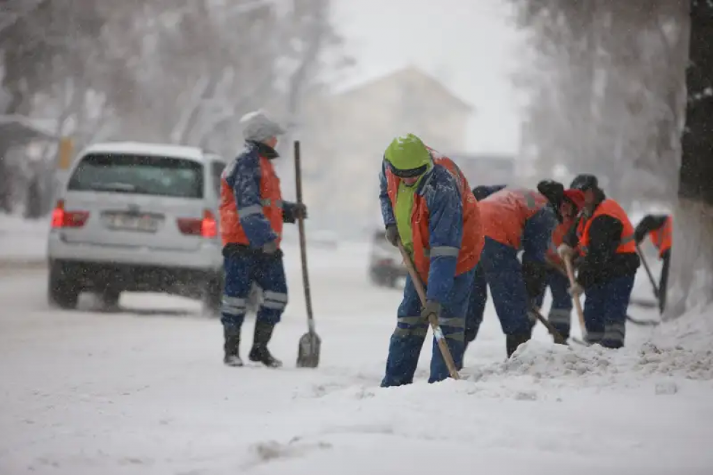 Мөлдір ақ купальник киген қыздар
