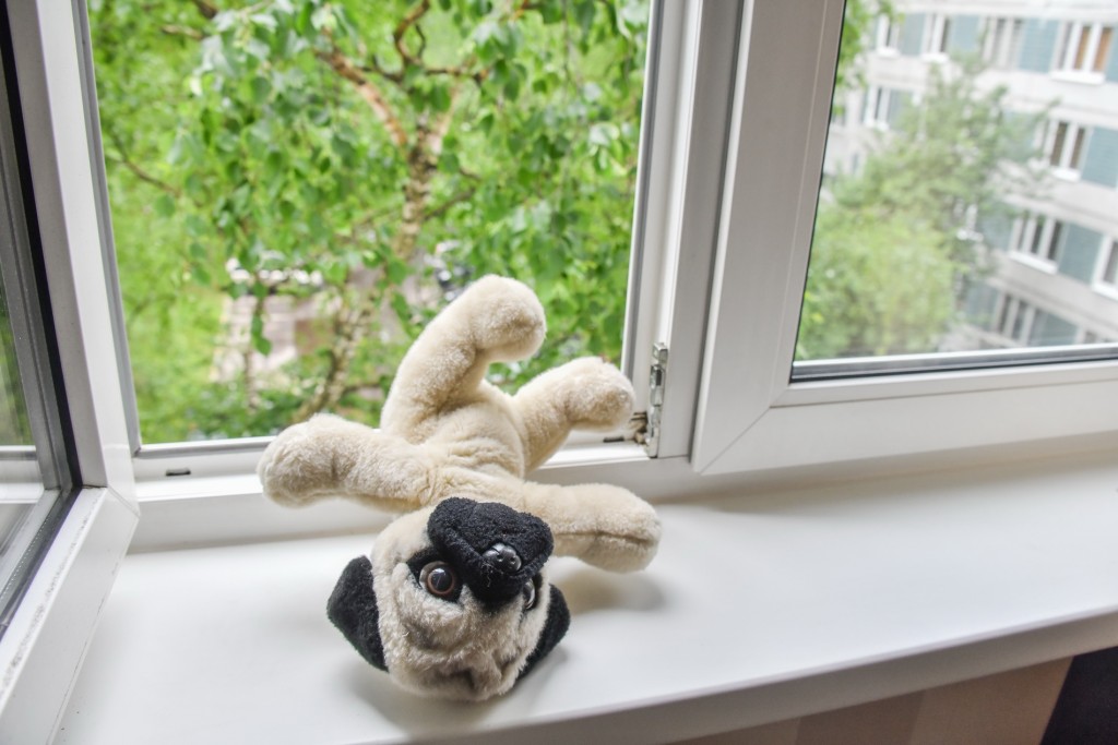 Двухлетняя девочка выпала из окна второго этажа в Шахтинске