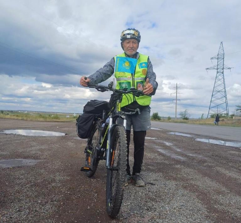 По стране на двух колесах: в Караганду приехал ветеран-велопутешественник