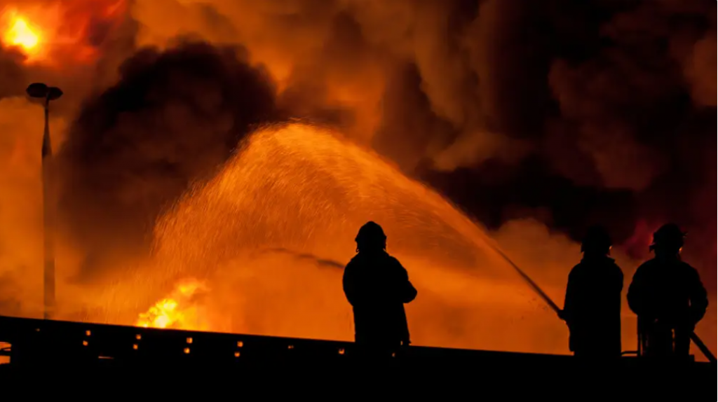 Сильный пожар уничтожил несколько домов в Карагандинской области