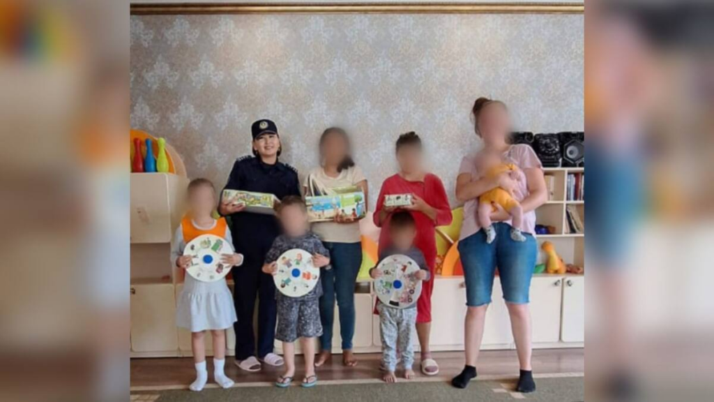 Игрушки ручной работы подарили детям «Дома Мамы» сотрудники женской колонии Карагандинской области