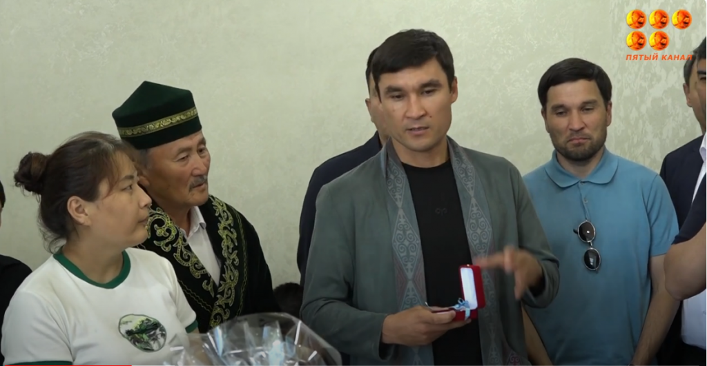 Многодетной семье в посёлке Южный Абайского района прославленные олимпийцы вручили ключи от квартиры