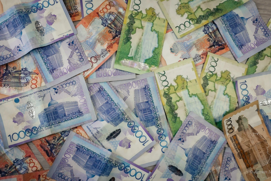 Казахстанцы с июня смогут переводить деньги между банками по номеру телефона