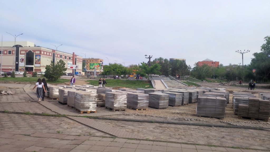 В Караганде ремонтируют сквер возле цирка