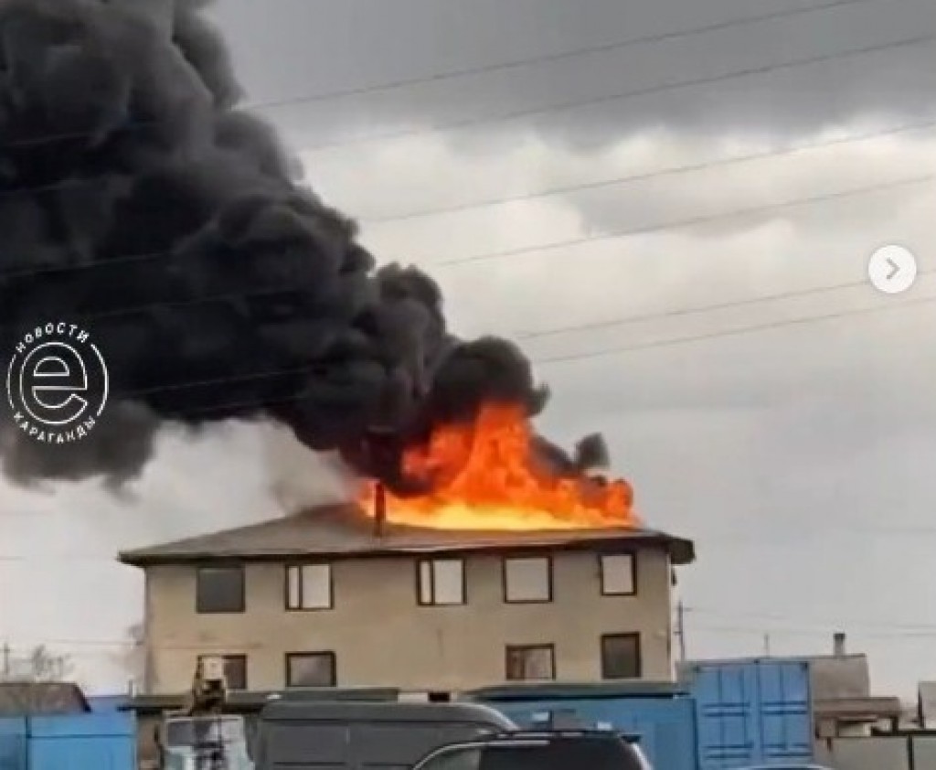 В Караганде сгорело двухэтажное здание ТОО
