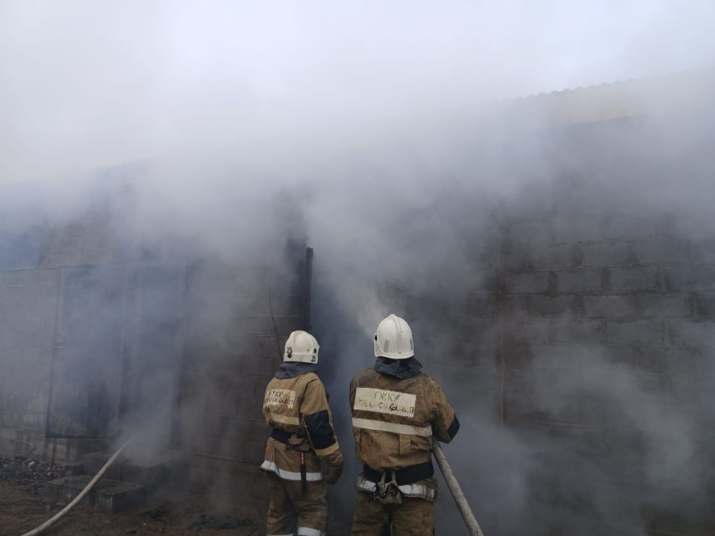 Автомобиль и погрузчик сгорели в гараже в поселке Карагандинской области