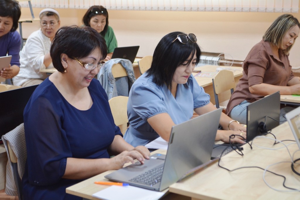 В Караганде стартовали инновационные курсы для учителей физики, химии и биологии