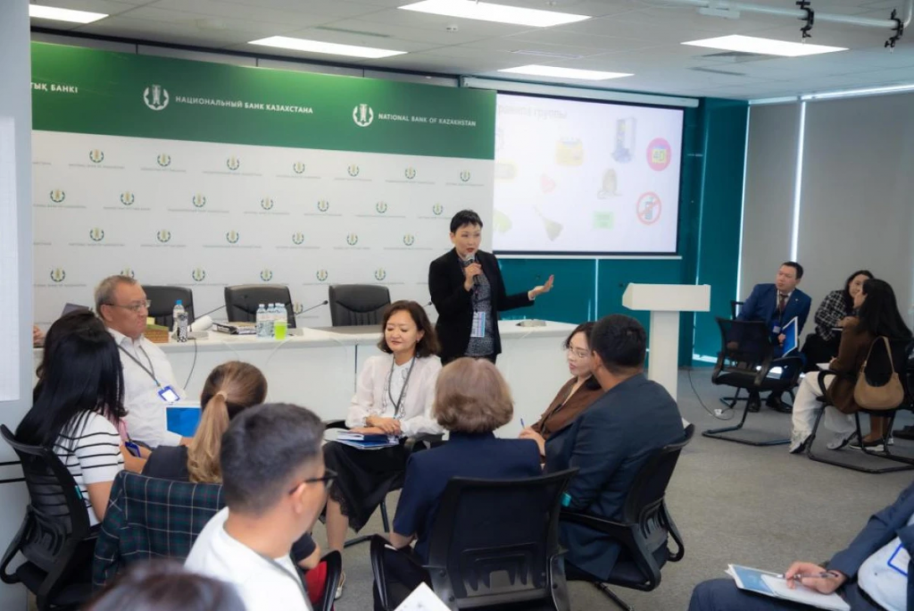 Казахстанских учителей обучат финграмотности, чтобы защитить детей от пирамид