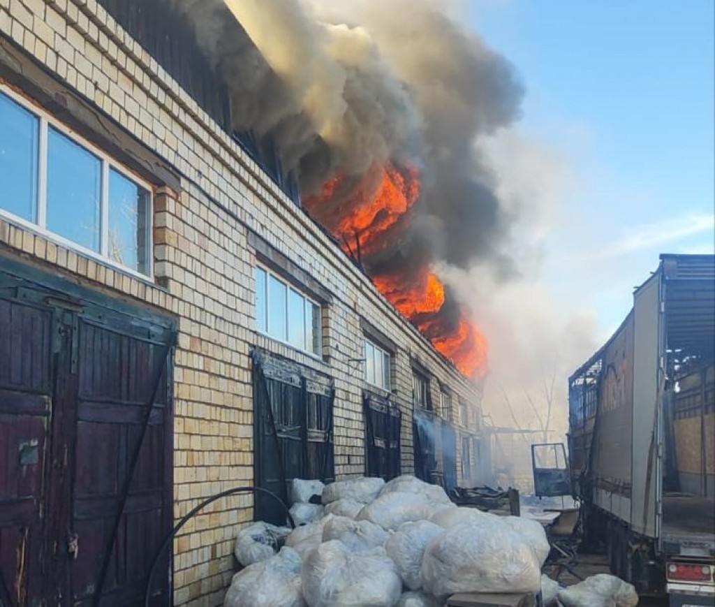 Из-за крупного пожара сгорела крыша одноэтажного бокса в поселке Актас